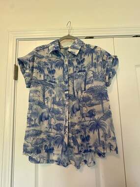 LIFE Women's Blue and White Toile Safari Print Short Sleeve Button-Down Shirt